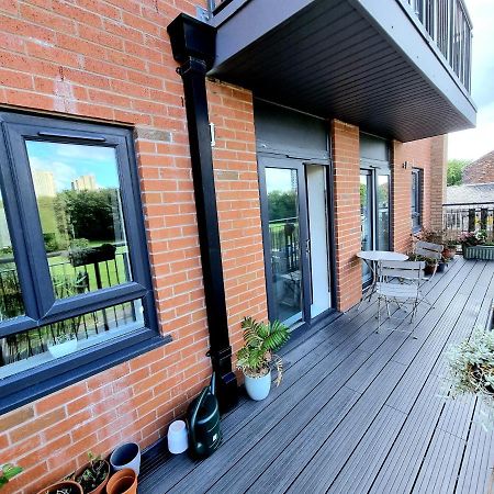 Luxury 2-Bedroom Service Apartment With Balcony Manchester Bagian luar foto