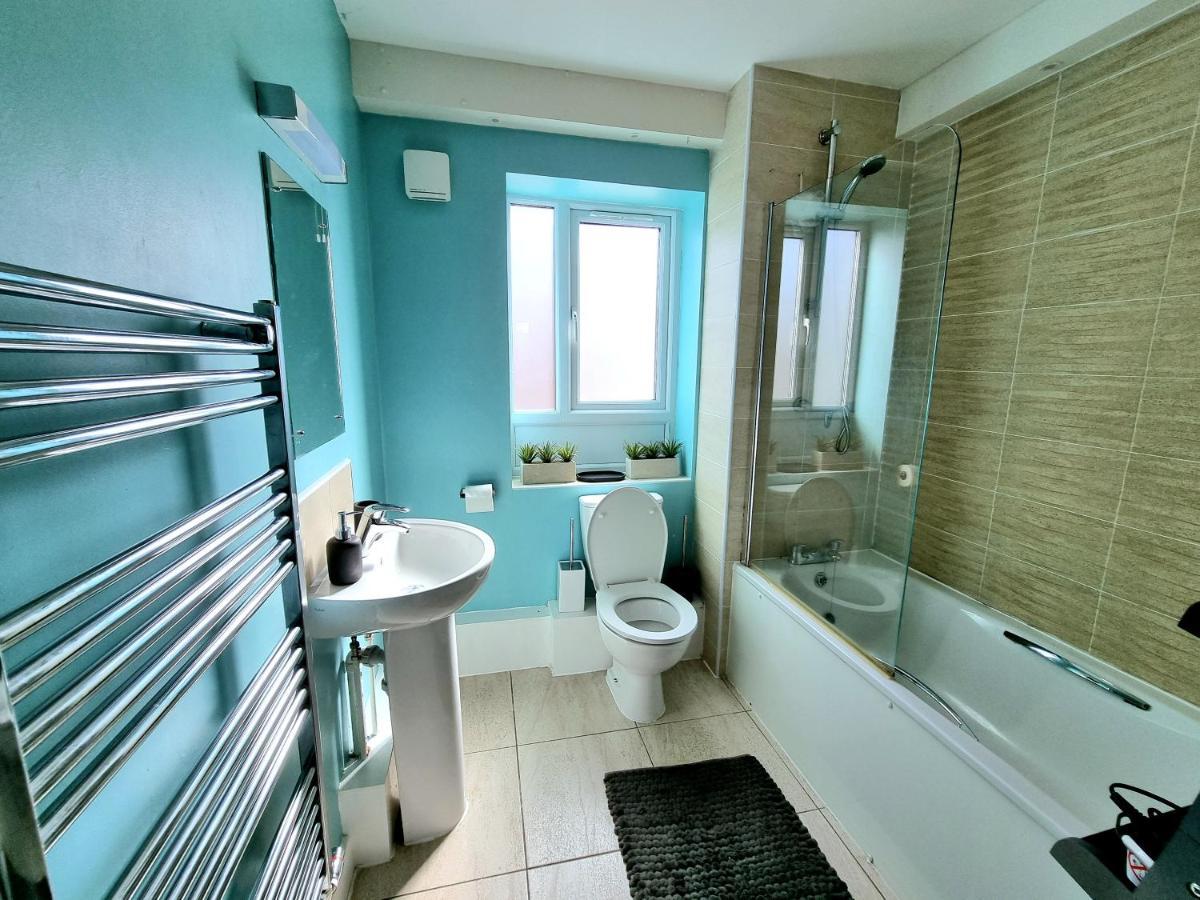 Luxury 2-Bedroom Service Apartment With Balcony Manchester Bagian luar foto