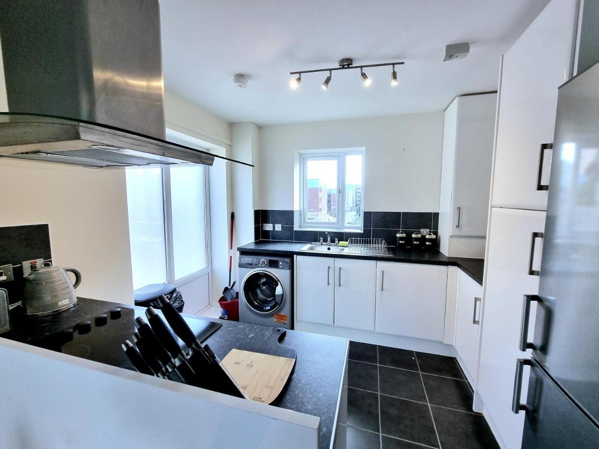 Luxury 2-Bedroom Service Apartment With Balcony Manchester Bagian luar foto