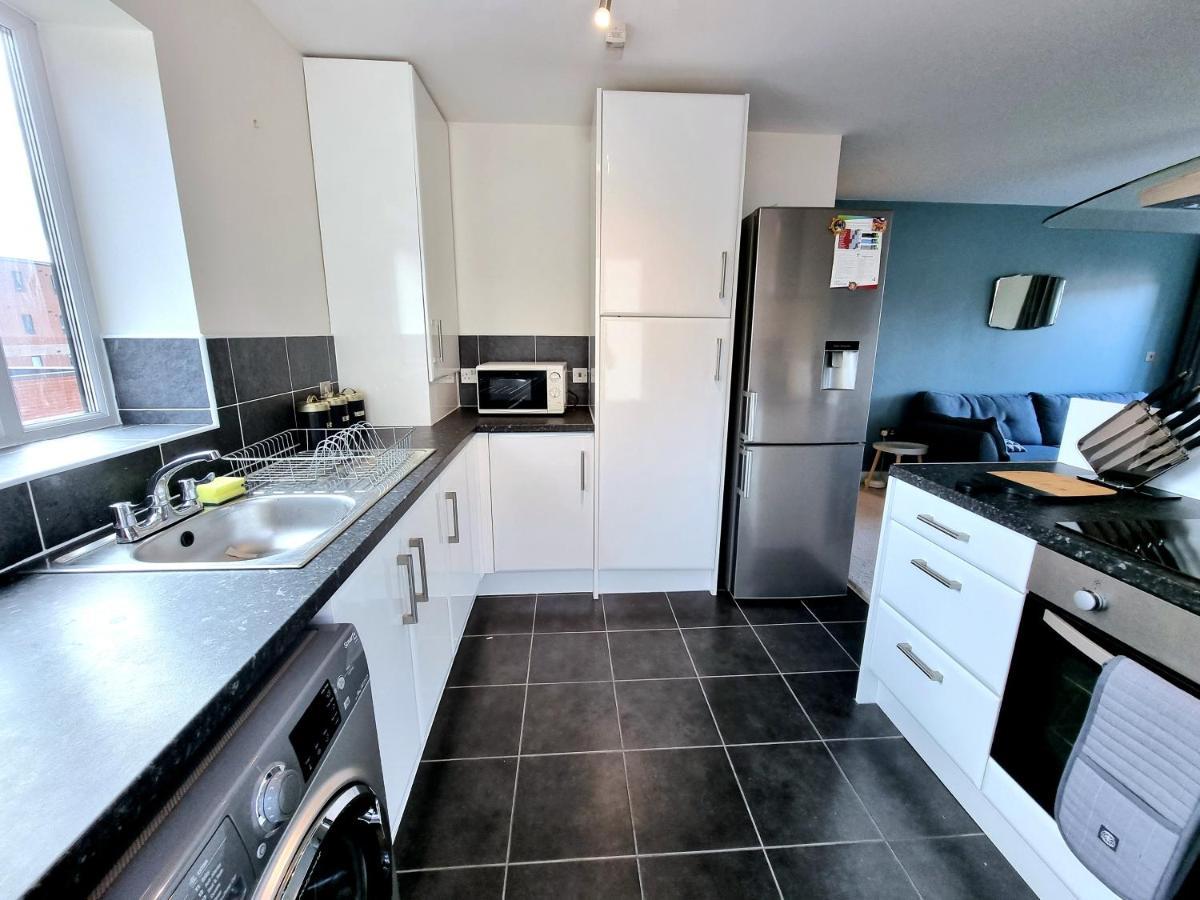 Luxury 2-Bedroom Service Apartment With Balcony Manchester Bagian luar foto