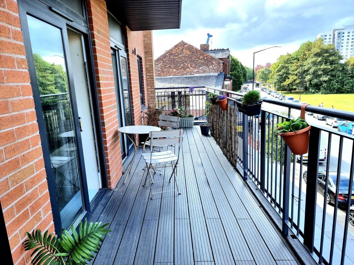 Luxury 2-Bedroom Service Apartment With Balcony Manchester Bagian luar foto